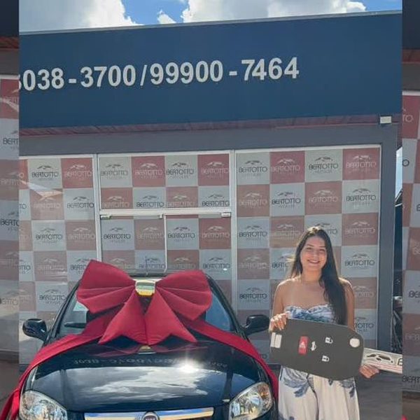 Cliente recebendo o veículo na Bertotto Veículos