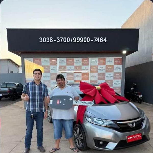 Cliente recebendo o veículo na Bertotto Veículos