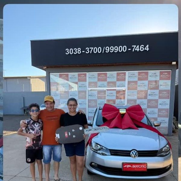 Cliente recebendo o veículo na Bertotto Veículos