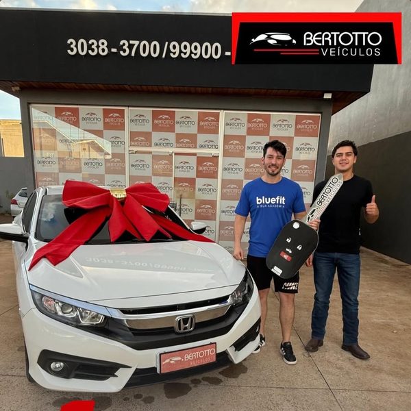 Cliente recebendo o veículo na Bertotto Veículos